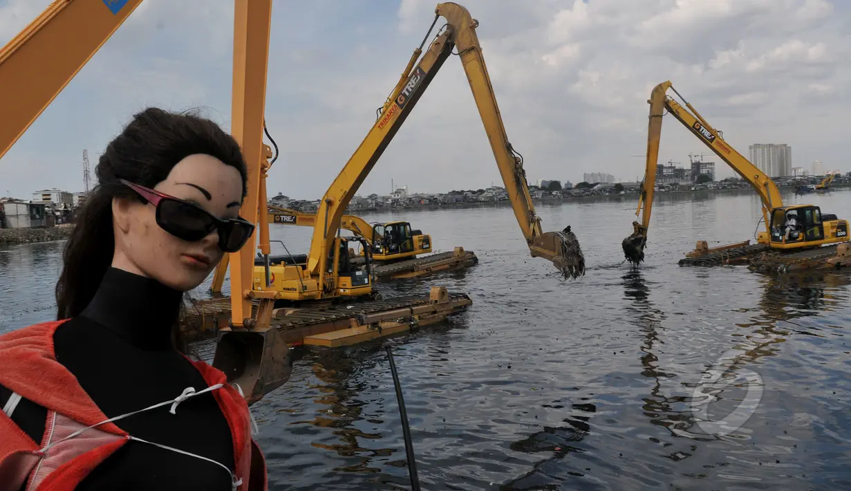Sejumlah pekerja  pengerukan Waduk, di Waduk Pluit, Jakarta, Kamis (30/4/2015). Pengerukan waduk pluit  dilakukan selain untuk mengurangi sampah - sampah di waduk juga untuk keindahan waduk. (Liputan6.com/JohanTallo)