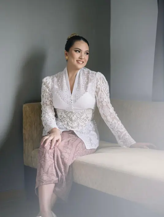 Ditha Rizky Amalia adalah perempuan kelahiran Padang, sosok selebgram yang memiliki paras ayu. Di momen lamarannya dengan Dustin, Ditha memilih mengenakan kebaya putih dan kain wastra bernuansa kecokelatan yang serasi. [Foto: Instagram/__ditamal]