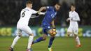 Pemain Swansea City, Alfie Mawson (kiri) berebut bola dengan pemain Leicester City, Islam Slimani pada lanjutan Premier League di Liberty Stadium, Swansea, Wales,  (12/2/2017). Swansea menang 2-0. (Nick Potts/PA via AP)