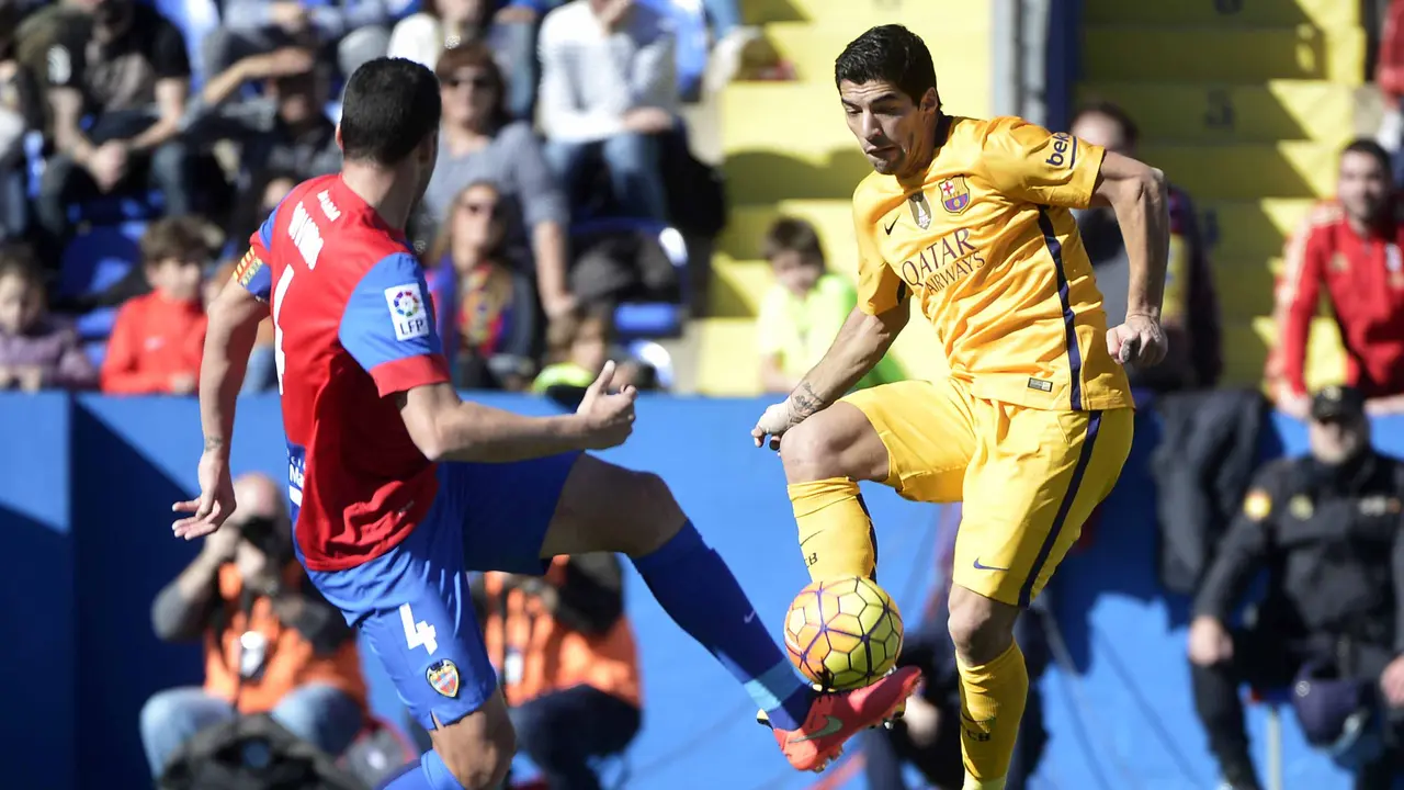 Luis Suarez Pimpin Barcelona Menang di Kandang Levante