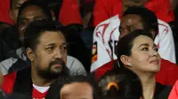 Arie Sihasale dan Nia Zulkarnaen ikut menyaksikan laga pembuka Torabika Soccer Championship antara Persipura vs Persija di Stadion Mandala, Jayapura, Papua, Jumat (29/4/2016). (Nicklas Hanoatubun)