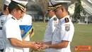 Citzen6, Surabaya: Serah terima jabatan Danpusdiklek tersebut dipimpin Komandan Komando Pendidikan Dukungan Umum (Dankodikdukum) Kolonel Laut M Simbolon yang dilangsungkan dengan upacara militer. (Pengirim: Penerangan Kobangdikal)  
