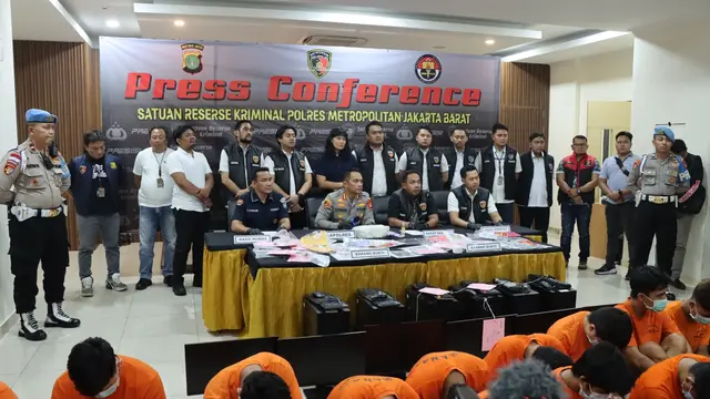 Polres Metro Jakarta Barat mengungkap sindikat judi online yang beroperasi di sebuah apartemen Jakarta Barat. Sebanyak 855 situs diretas oleh sindikat judi online ini. (Liputan6.com/Ady Anugrahadi)