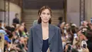 Cara Delevingne  membuat penampilan megahnya di atas catwalk dengan setelan kulit dua potong yang dipadukan dengan kardigan merah beritsleting. Bintang 32 tahun itu kemudian menyempurnakan penampilannya dengan sepasang sandal cokelat dan riasan mata smokey yang membuat mata birunya yang terkenal itu menonjol.