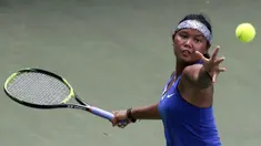 Petenis Indonesia, Rifanty Kahfiani, melakukan servis saat ITF Women's Circuit di Elite Club Epicentrum, Jakarta, Selasa (18/6). Turnamen tingkat internasional ini diikuti sejumlah petenis Asia dan Eropa. (Bola.com/Yoppy Renato)