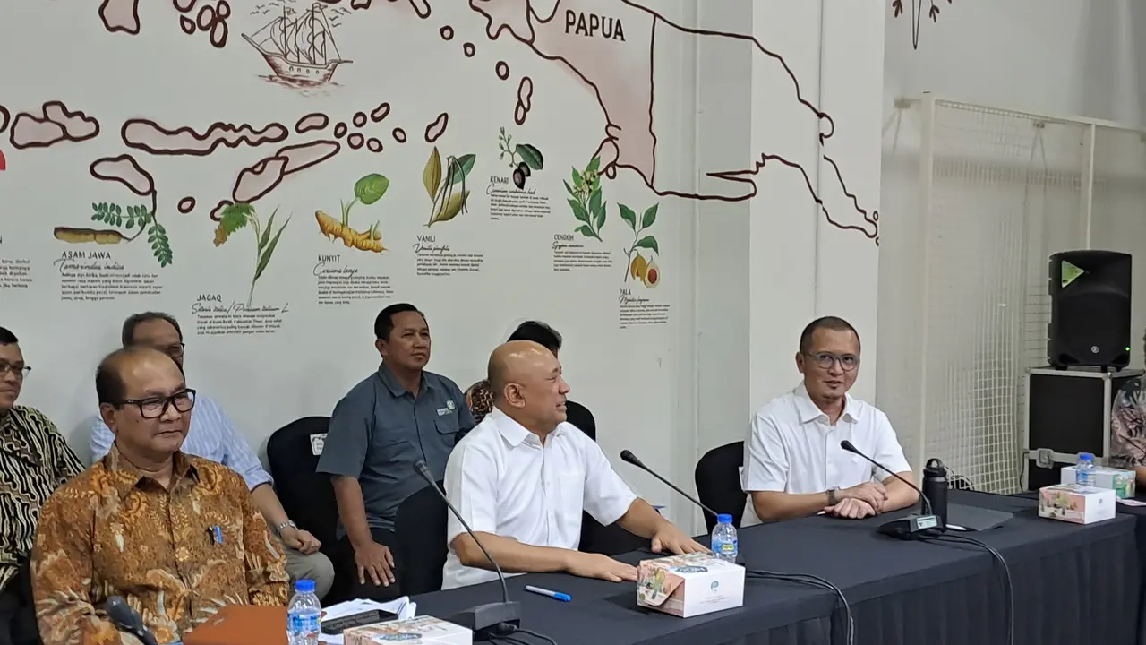 Menteri Koperasi dan UKM Teten Masduki dalam  Konferensi Pers Refleksi 2023 & Outlook 2024, Kamis (21/12/2023), di gedung Smesco, Jakarta. (Ayu/Merdeka.com)