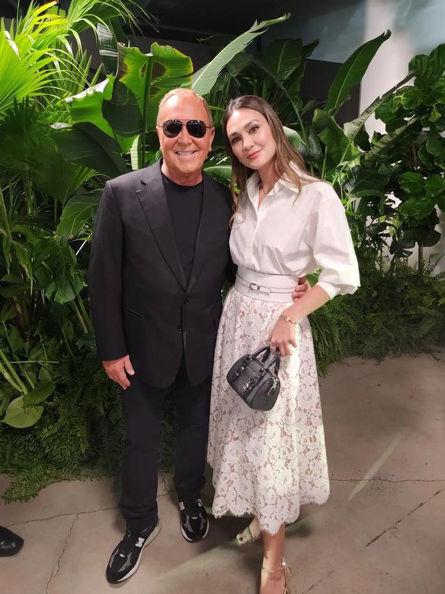Foto Bareng Dahyun Twice, Ini Potret Luna Maya di Fashion Show Michael Kors