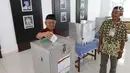 Warga memasukkan surat suara setelah mencoblos pada Pilkada Serentak 2018 di TPS 2 yang berada di dalam Museum Juang Taruna, Tangerang, Rabu (27/6). Warga Kota Tangerang menyalurkan suaranya dalam Pemilihan Walikota tahun ini. (Liputan6.com/Angga Yuniar)