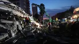 Tim penyelamat bekerja di lokasi bangunan yang runtuh pascagempa bumi di Provinsi Izmir, Turki (30/10/2020). Sedikitnya 12 orang tewas dan 438 lainnya terluka akibat gempa kuat yang mengguncang Provinsi Izmir, Turki barat, dikatakan Presiden Turki Recep Tayyip Erdogan. (Xinhua/Aydin Cetinkaya)