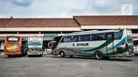 Sejumlah bus terparkir saat menunggu keberangkatan di Terminal Kampung Rambutan, Jakarta, Kamis (12/11/2020). Pemprov DKI Jakarta menganggarkan Rp 170 miliar untuk revitalisasi Terminal Kampung Rambutan yang telah diajukan pada Desember 2019. (merdeka.com/Iqbal Septian Nugroho)