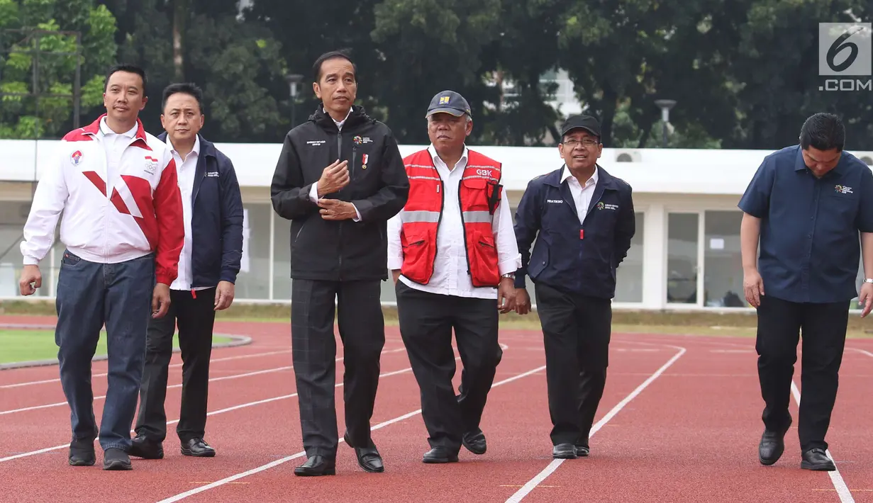 Presiden Joko Widodo didampingi Menpora, Imam Nahrawi dan Menteri PUPR, Basuki Hadimuljono meninjau sejumlah venue Asian Games 2018 di Kompleks Gelora Bung Karno, Jakarta, Senin (25/6). (Liputan6.com/Angga Yuniar)