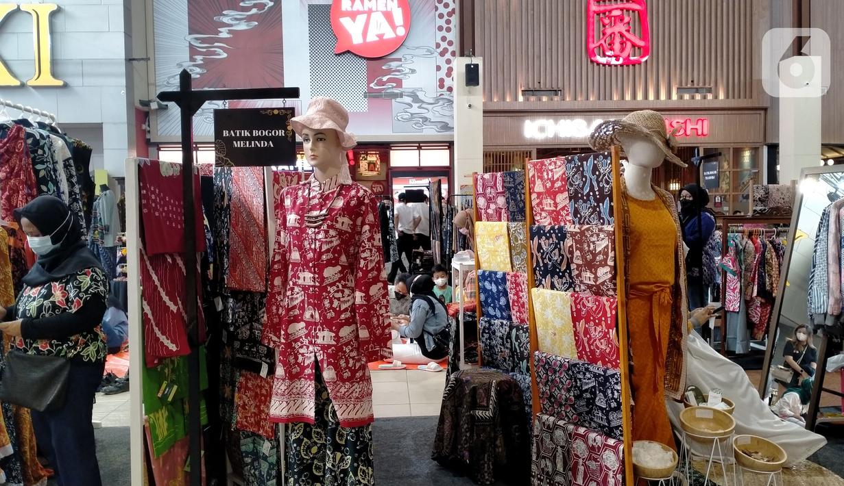 Suasana pameran batik di Mal Botani Square, Bogor, Jawa Barat, Minggu (2/10/2022). Acara ini digelar dalam rangka Hari Batik Nasional yang diperingati setiap tanggal 2 Oktober. (Liputan6.com/Magang/Aida Nuralifa)