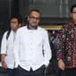 Mantan Ketua KPK Abraham Samad dan juru bicara KPK Febri Diansyah berjalan keluar usai melakukan pertemuan di Gedung KPK, Jakarta, Jumat (3/5/2019). Kedatangan Abraham bersama Koalisi Masyarakat Sipil Antikorupsi untuk membahas berbagai masalah yang menyangkut intrenal KPK. (merdeka.com/Dwi Narwoko)