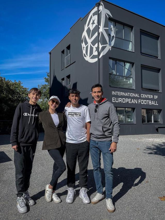 7 Momen Darius Sinathrya dan Donna Agnesia Antar Kedua Putranya Sekolah Sepak Bola