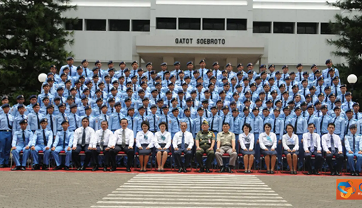 Citizen6, Cilangkap: Asisten Teritorial (Aster) Panglima TNI Mayjen TNI S. Widjonarko, didampingi Kepala Sekolah SMA Taruna Nusantara Brigjen TNI (Purn) Bambang Sumaryanto dan guru pembimbing. (Pengirim: Badarudin Bakri)