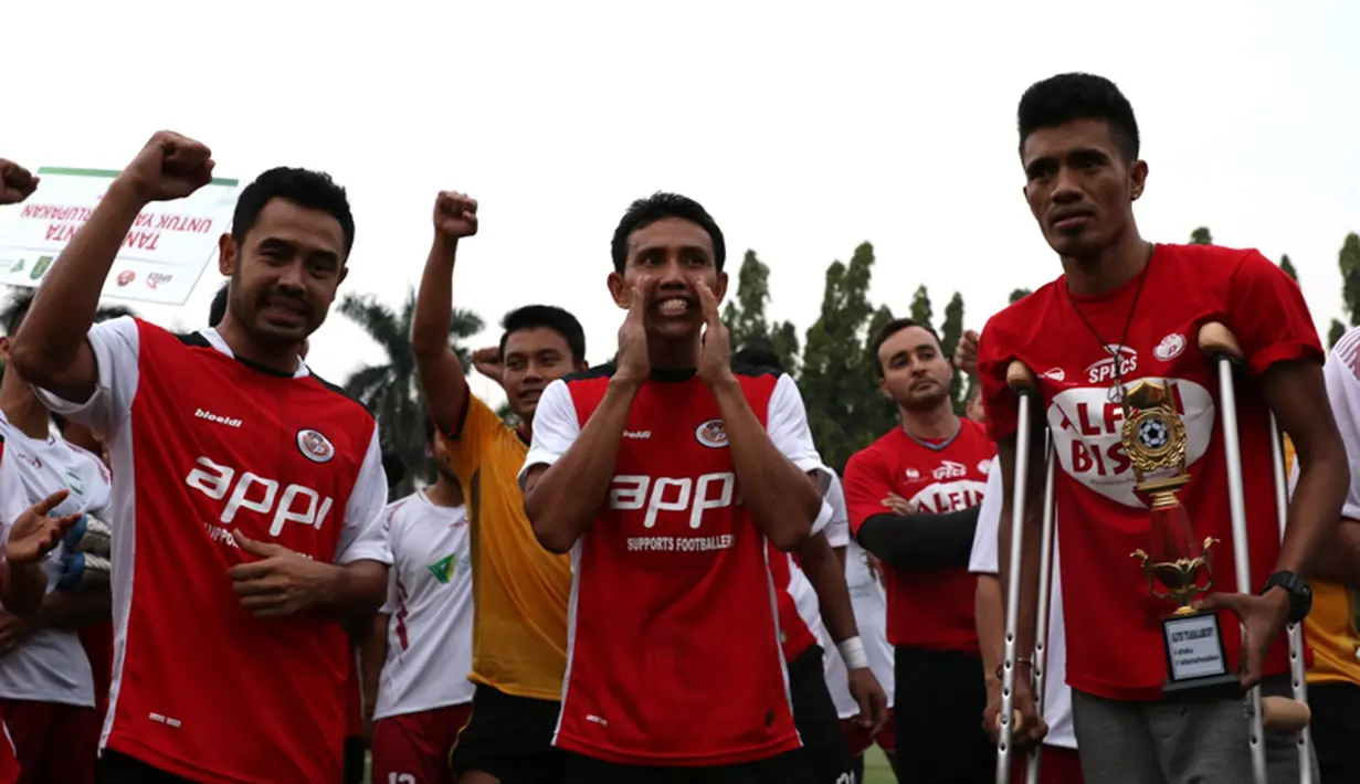 Yel dukungan untuk Alfin Tuasalamony. (Bola.com/Arief Bagus)