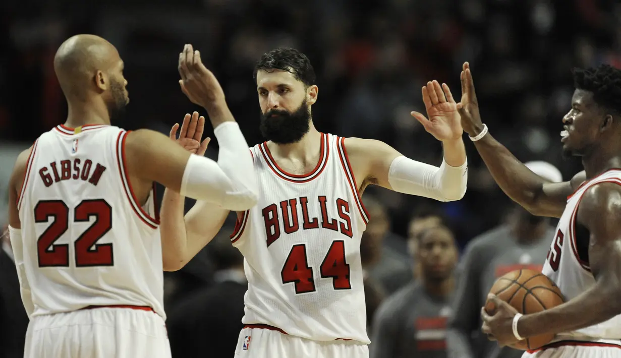 Para pemain Chicago Bulls merayakan kemenangan usai mengalahkan Indiana Pacers 90-85 pada lanjutan NBA basketball game di United Center, (26/12/2016).  (AP /Paul Beaty)