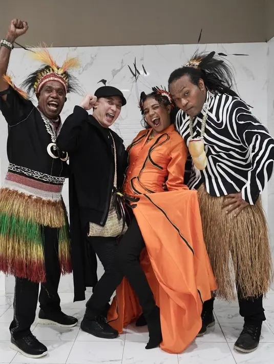 Apalagi dikemas secara kolosal dengan lingkup besar, ia juga mengecek semua penampil sebelum keluar dari ruangan. Selain memberi pelajaran, Rinaldy juga mendapat pelajaran dari pagelaran olahraga akbar se-Indonesia. (Instagram @rinaldyyunardi)