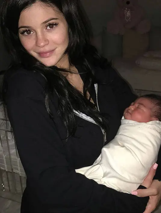 "Travis sangat baik mengurus Stormi dan Stormi sangat terobsesi dengannya," ujar Kylie seperti yang dilansir dari AceShowbiz. (instagram/caitlynjenner)