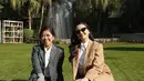 Menteri Komdigi Meutya Hafid dan Raline Shah tampil kembar dengan setelan jas bernuansa monokrom. Hanya saja, Raline Shah pilih warna cokelat muda [@ralineshah]