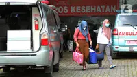 Dua wanita berjalan di Rumah Karantina COVID-19 Hotel Yasmin, Curug, Kabupaten Tangerang, Banten, Kamis (17/6/2021). Saat ini, variant of concern (VOC) menyebar di 12 provinsi. (Liputan6.com/Angga Yuniar)