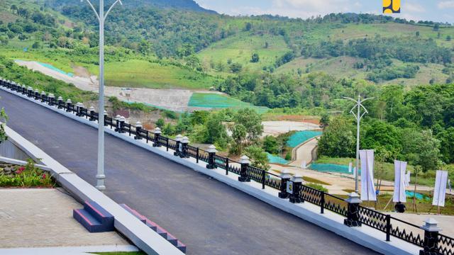 Presiden Jokowi meresmikan pembangunan Bendungan Pamukkulu yang terletak di bagian hulu Sungai Pappa, Kabupaten Takalar, Sulawesi Selatan. (Foto: Kementerian PUPR)