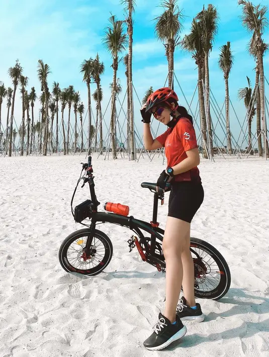 Fay Nabila termasuk selebritas yang multitalenta. Saat ini ia tercatat menjalani profesi sebagai aktris, penyanyi, penari, dan model. Padatnya jawab Fay di dunia hiburan membuat harus menjaga tubuhnya agar fit. Rahasia Fay Nabila terus fit yakni berolahraga santai dengan mengayuh sepeda. (Liputan6.com/IG/@faynabilalxndr)