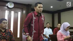 Bupati Bener Meriah, Ahmadi bersiap menjalani sidang perdana kasus dugaan suap alokasi dan penggunaan anggaran Dana Otonomi Khusus Aceh di Pengadilan Tipikor, Jakarta, Kamis (27/9). Sidang mendengar pembacaan dakwaan JPU. (Liputan6.com/Helmi Fithriansyah)