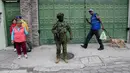Keadaan darurat nasional membuat penduduk Ekuador dicekam ketakutan. Mereka memilih berdiam diri di rumah setelah Daniel Noboa mengumumkan keadaan darurat nasional. (AP Photo/Dolores Ochoa)