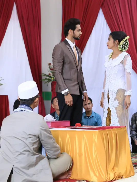 Dalam adegannya itu Rini menjadi gadis Indonesia yang dipersunting pria asal India, Shakti Arora. Bersama lawan mainnya di serial Ranveer dan Ishani, Radhika Madan, Shakti juga bermain dengan Ihsan Tarore dan Rini Yulianti. (Adrian Putra/Bintang.com)