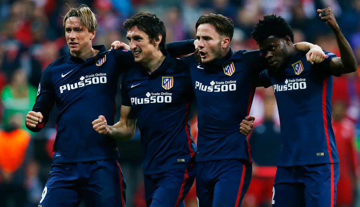 Fernando Torres, Stefan Savic, Saul Niguez dan Teye Thomas merayakan selebrasi usai pertandingan melawan Muenchen di Liga Champions di Allianz Arena (4/5). (Reuters/ Ralph Orlowski)