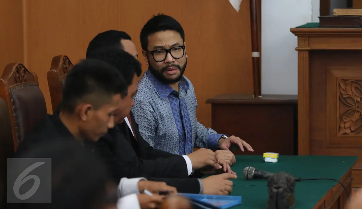 Suami artis Cathy Sharon, Eka Kusuma menjalani persidangan gugatan cerai di Pengadilan Negeri Jakarta Selatan, Senin (11/4/2016). Alasan Eka Kusuma bercerai lantaran Cathy Sharon yang sering pulang malam dan doyan party. (Liputan6.com/Herman Zakharia)