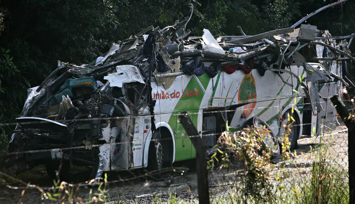 Kondisi sebuah bus usai melaju tak terkendali dan terjun bebas ke jurang di negara bagian Sao Paulo, Brasil, Kamis (9/6). Kecelakaan menewaskan 18 orang dan melukai 28 lainnya, sebagian besar dari mereka adalah anak-anak usia sekolah. (Jonny UEDA/AFP)