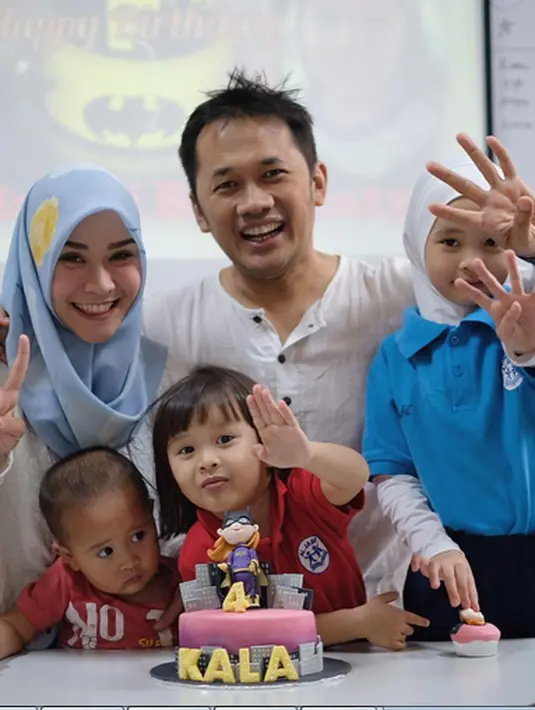 Setelah usia kandungannya telah menginjak tiga bulan, bintang sinetron Para Pencari Tuhan jilid 1 sampai 6 itu juga ingin kehamilannya banyak yang mendoakan. (Instagram/zaskiadyamecca)