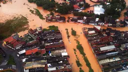 Foto dari atas memperlihatkan banjir yang melanda wilayah Itapevi, sekitar 41 km dari Sao Paulo, Brasil, Jumat (11/3). Hujan deras yang mengakibatkan banjir dan longsor tersebut menewaskan sedikitnya 19 orang. (AFP PHOTO/Marcel Naves)