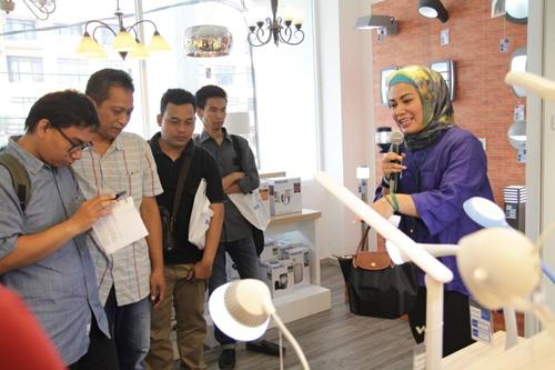 Indah Suzanti, Product Manager Consumer Luminaires Philips Lighting Indonesia memberikan penjelasan mengenai produk-produk luminaire Philips | Photo: Copyright Doc Vemale.com