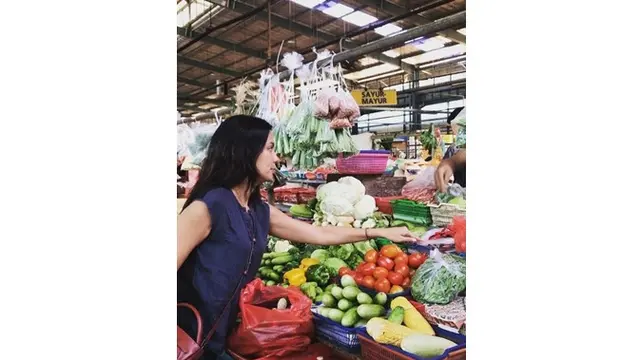 Tampil Percaya Diri, Ini Gaya 7 Seleb Saat Belanja di Pasar