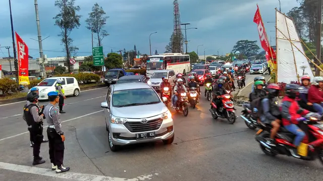 Selama tiga hari, polisi mengutamakan perjalanan pemudik dari Garut dan Tasikmalaya melewati Nagreg Kabupaten Bandung. (Liputan6.com/Arie Nugraha)