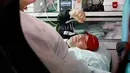 Jurnalis radio Brasil, Rafael Henzel yang selamat dari kecelakaan pesawat Lamia di Kolombia dua pekan lalu, tiba di rumah sakit Chapeco, Brasil, Rabu (13/12). Korban selamat kecelakaan itu dipulangkan dengan menumpang pesawat AU Brasil (Marcio Cunha/AFP)