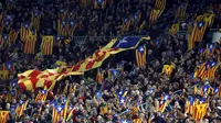 Ribuan Warga yang juga suporter Barcelona memegang bendera "Estelada" (bendera separatis Catalan) sebelum laga Liga Champions grup E antara Barcelona dan Bate Borisov di Stadion Camp Nou, Barcelona, Spain, Rabu (4/11/2015). (REUTERS/Albert Gea)