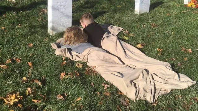 Obati Kangen, Bocah Ini Cuma Bisa Memeluk Batu Nisan Sang Ayah