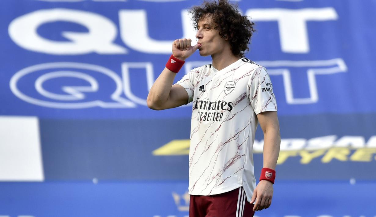 Gol penyeimbang David Luiz di menit ke-39 menjadi titik balik kemenangan Arsenal yang menjadi lebih percaya diri mengalahkan tuan rumah Leicester City. (Foto: AP/Pool/Rui Vieira)