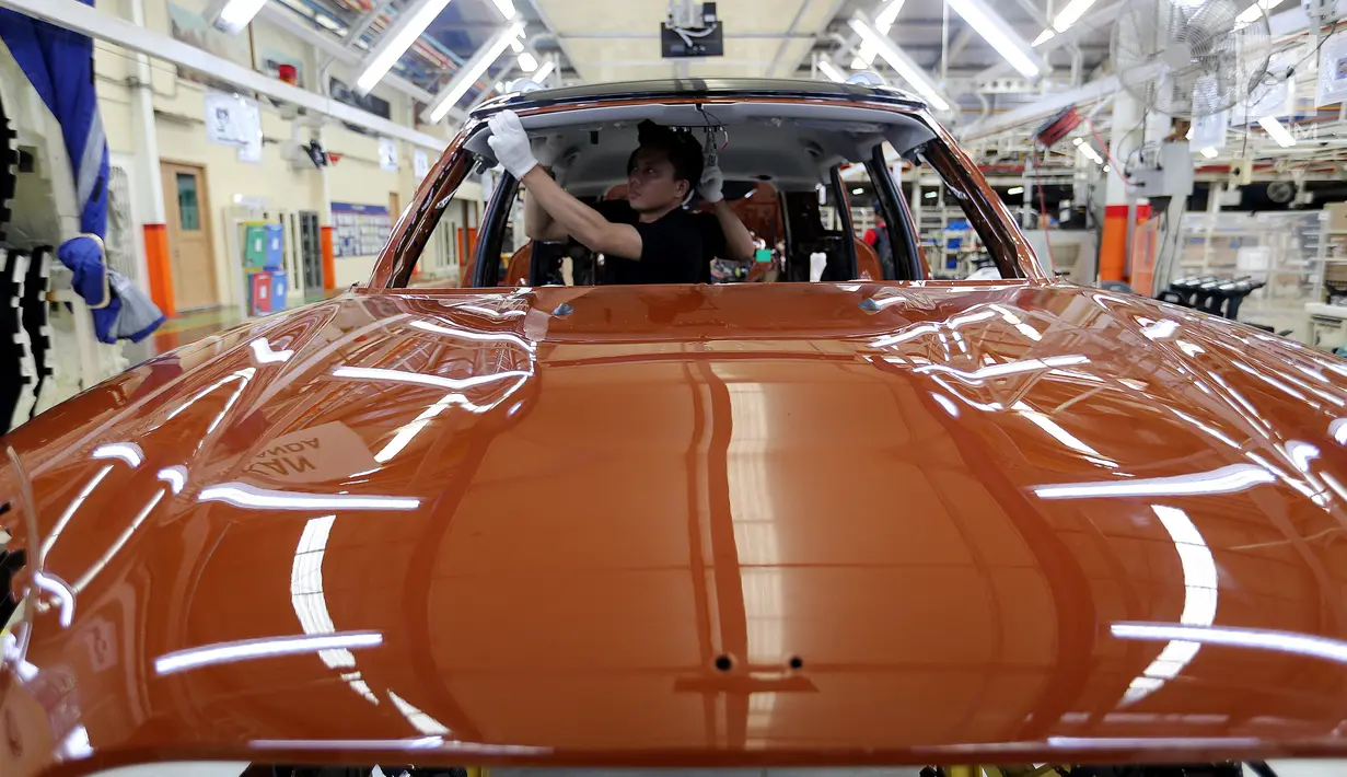 Teknisi merakit mobil MINI Countryman di pabrik perakitan Gaya Motor, Sunter, Jakarta, Kamis (6/9). New Mini Countryman yang dirakit di Indonesia hadir dalam dua varian. (Liputan6.com/Fery Pradolo)