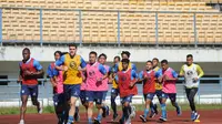 Skuad Persib Bandung saat berlatih di Stadion Gelora Bandung Lautan Api. (Bola.com/Erwin Snaz)