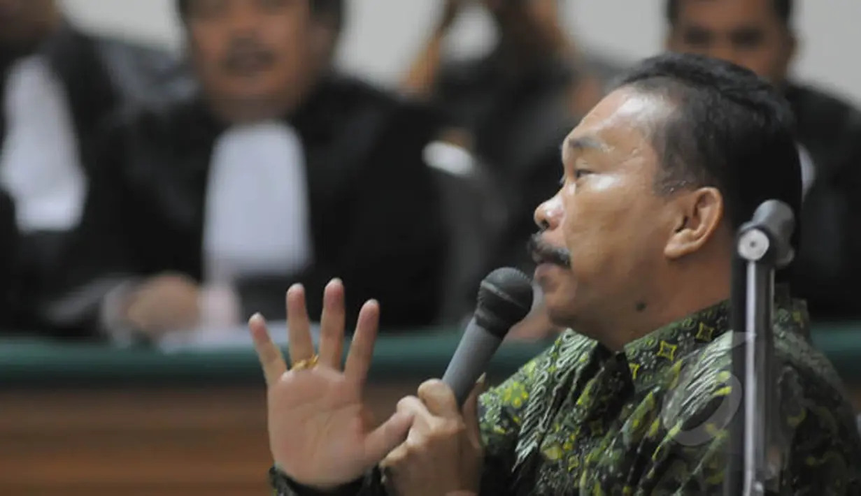 Bupati nonaktif Tapanuli Tengah, Raja Bonaran Situmeang saat menjalani sidang perdana di Pengadilan Tipikor, Jakarta, Kamis (23/2/2015). Raja Bonaran didakwa menyuap mantan Ketua MK Akil Mochtar senilai Rp 1,8 miliar. (Liputan6.com/Herman Zakharia)