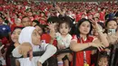Suporter cilik saat menyaksikan secara langsung pertandingan Timnas Indonesia vs Jepang pada laga Grup C putaran ketiga Kualifikasi Piala Dunia 2026 Zona Asia di Stadion Utama Gelora Bung Karno, Jakarta, Jumat (15/11/2024). (Bola.com.M Iqbal Ichsan)