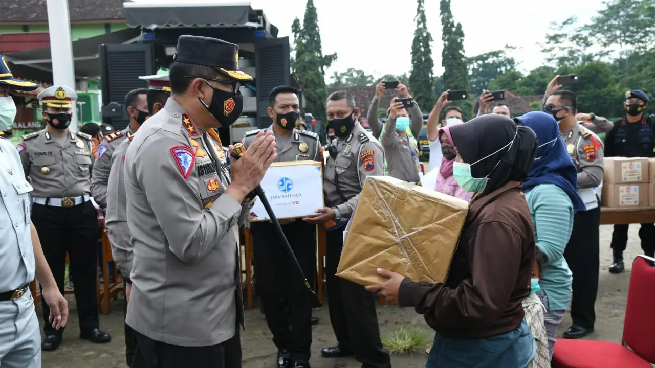 Kakorlantas Polri Irjen Istiono meninjau pos pengungsian korban erupsi gunung merapi di Klaten, Jawa Tengah. (Istimewa)