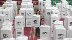 Petugas mengangkat kotak surat suara Pemilu 2024 di GOR Cempaka Putih, Jakarta, Selasa (6/2/2024). (merdeka.com/Imam Buhori)