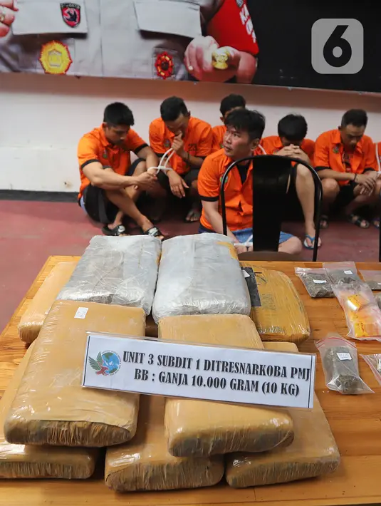 Tersangka dan barang bukti diperlihatkan saat rilis pengungkapan kasus narkoba jaringan lapas di Ditresnarkoba Polda Metro Jaya, Jakarta, Minggu (22/12/2019). Dalam  pengungkapan tersebut polisi mengamankan barang bukti 3,2 kg sabu, 263 butir ekstasi,  10 kg ganja.  (Liputan6.com/Herman Zakharia)
