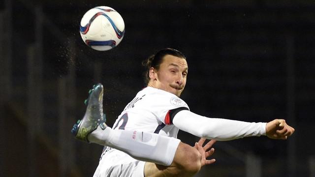 Berikut video Zlatan Ibrahimovic saat bermain di klub professional pertamanya, Malmo FF. Striker PSG ini sukses menciptakan 16 gol dari 40 penampilan bersama klub asal Swedia tersebut.